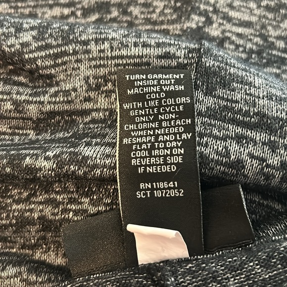 NWOT.  Woman’s cap sleeve, round neckline blouse in black & white heathering. - Picture 8 of 8